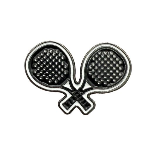 Metal sticker with two crossed padel rackets design.